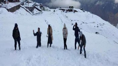 Photo of Uttarakhand: उत्तराखंड के पहाड़ो पर जारी भारी बर्फबारी के बीच उमड़ा पर्यटकों का हुजूम