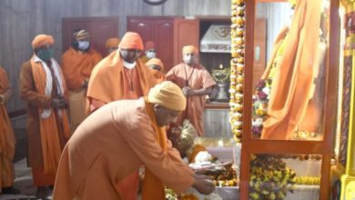 Photo of Makar Sankranti: CM योगी ने भगवान गोरखनाथ की पूजा-अर्चना, ब्रह्म मुहूर्त में चढ़ाई आस्था की पवित्र खिचड़ी