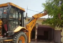 Photo of bulldozer: इस गैंगेस्टर के गुर्गे की संपत्ति पर चला योगी का बुलडोजर, ढहाई गईं दुकानें